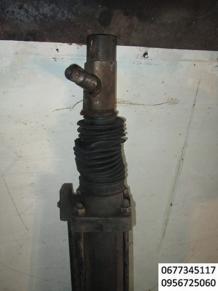 Гидроусилитель рулевого управления львовского автопогрузчика АП-4014 ЛЗА, 4045 Гидроцилиндр рулевого управления старого образца. Применяется на вилочных погрузчиках 4045, автопогрузчиках 4043  с двигателем ГАЗ-52. Установлен АП-4045, 4014 (старого образца). Диаметр штока 22 мм. 